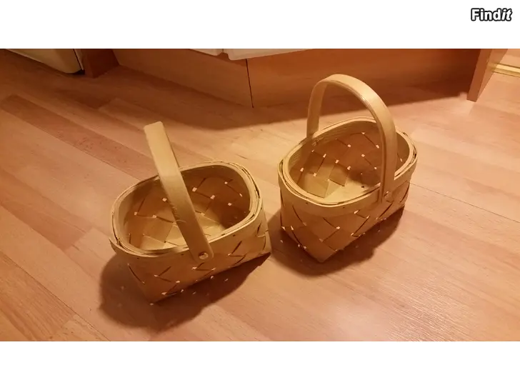 Myydään 2kpl pieni pärekori yht.5e