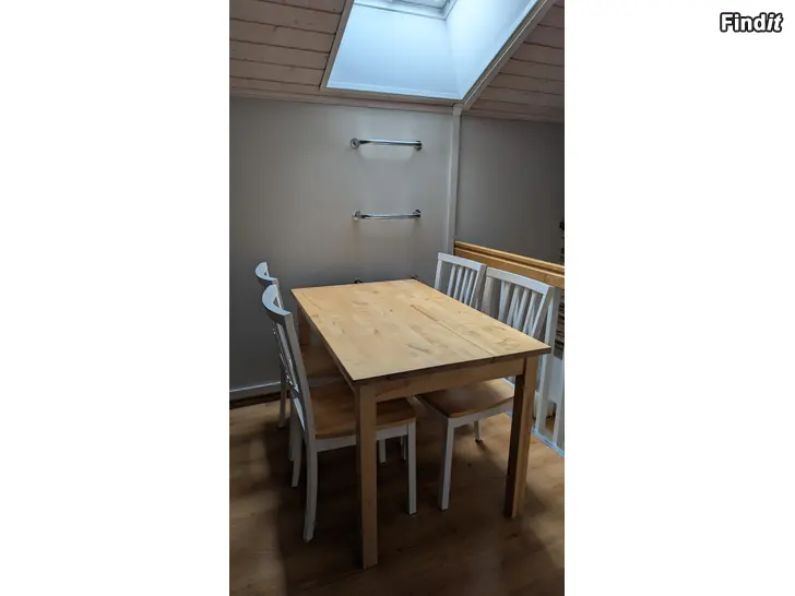 Säljes Matbord och 4st stolar