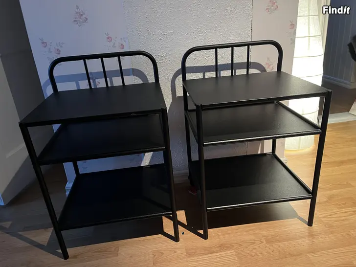 Säljes Två sängbord i metall