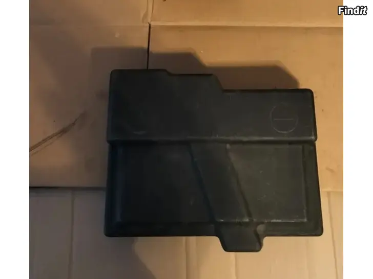 Myydään Akkukotelonkanssi takavaraosalaatikko