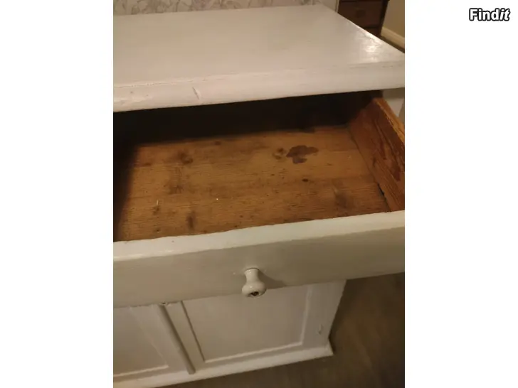 Myydään Gammalt skåp