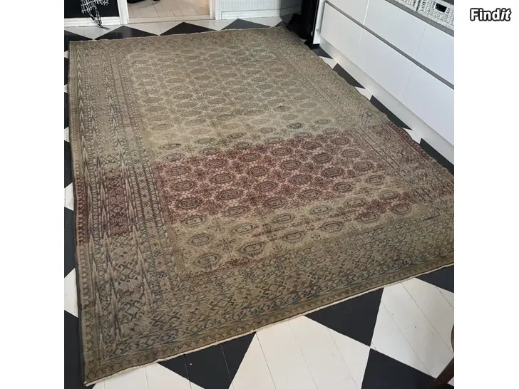 Säljes Vintage österändsk yllematta