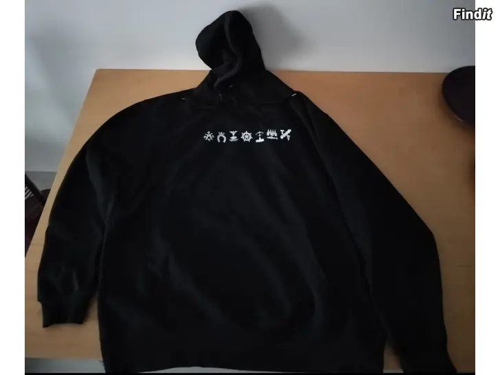 Myydään Kuumaa bändin huppari t-paita