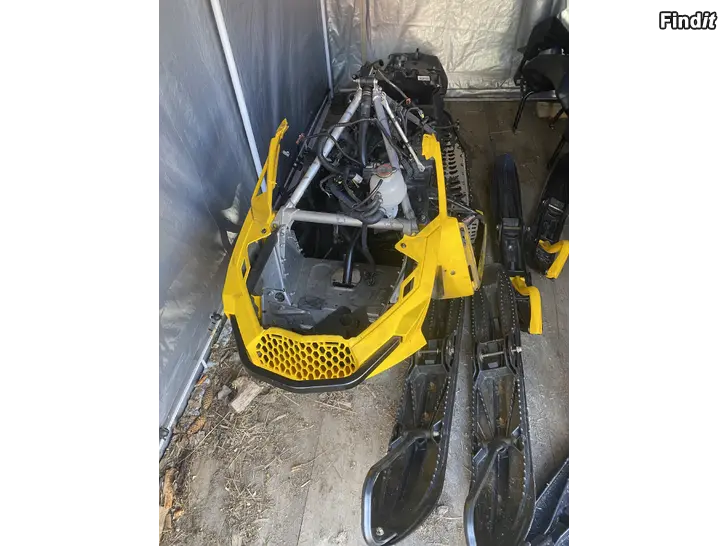 Myydään Ski doo mxz xrs 800r e-tec 2011 i delar