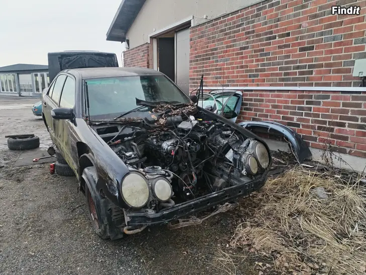 Myydään Mercedes-Benz W210 220CDI osina