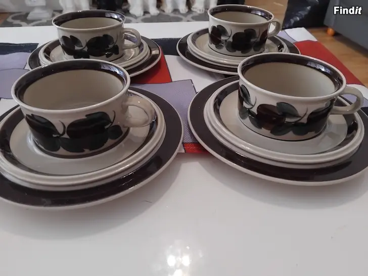 Myydään Arabia Ruija isot teekupit ja asetit ja leivoslautaset 4+4+4