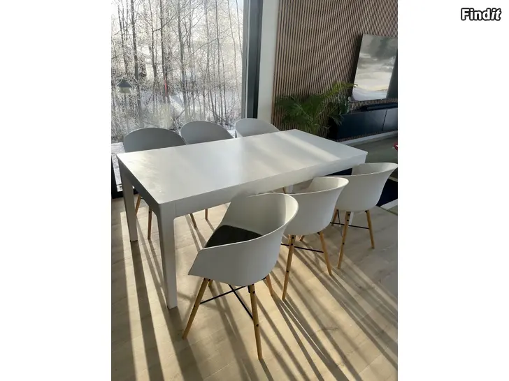 Myydään Valkoinen ruokailuryhmä  pöytä + 6 tuolia