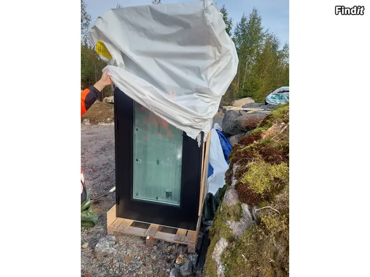 Säljes Brandklassad svart ytterdörr med stort glas - från Tiivi