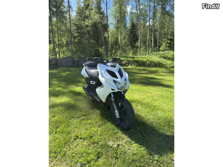 Säljes White Yamaha Aerox 2016