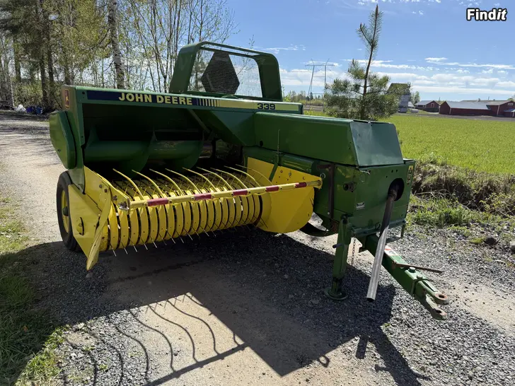 Säljes John-Deere 339 Balmaskin
