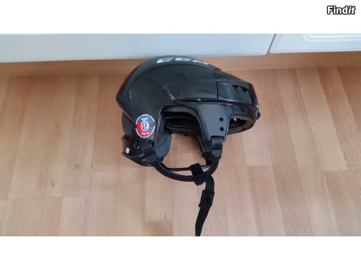 Myydään CCM FL40 XS jääkiekkokypärä musta hinta 10e