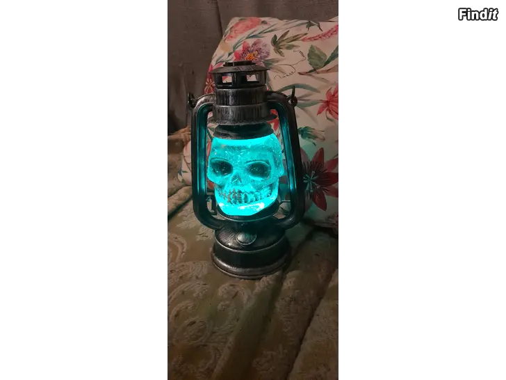 Myydään Todella hieno pääkallolyhty valolla, sisällä vettä ja hilettä