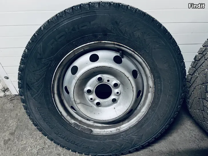 Myydään Nokian Hakkapeliitta C3 215/70 R15C, 9 mm
