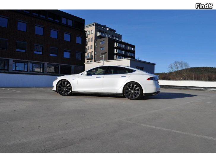 Säljes Tesla S85D 2015 med free supercharge
