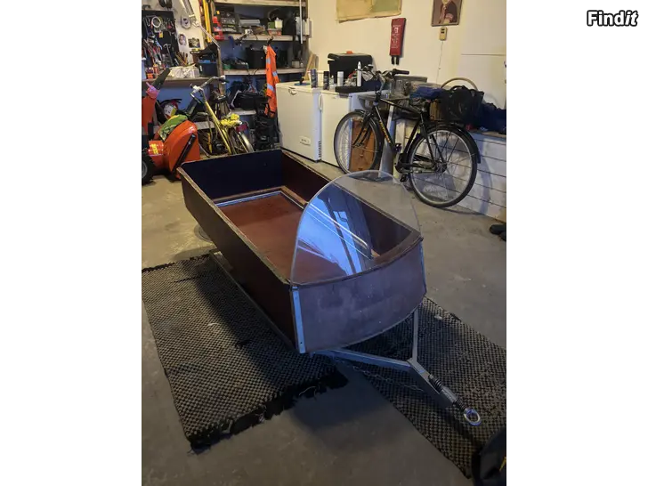 Myydään Snöskotersläde i mycket fint skick stabil och redo för vintern