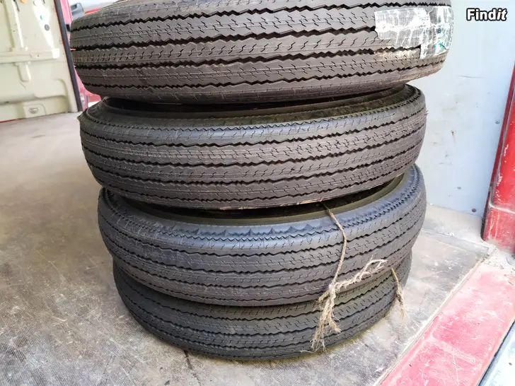 Myydään Veteraaniautoon uudet Dunlop renkaat