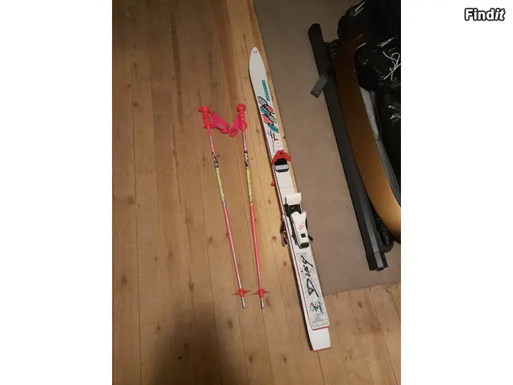 Säljes Neljät laskettelusukset ja sauvat