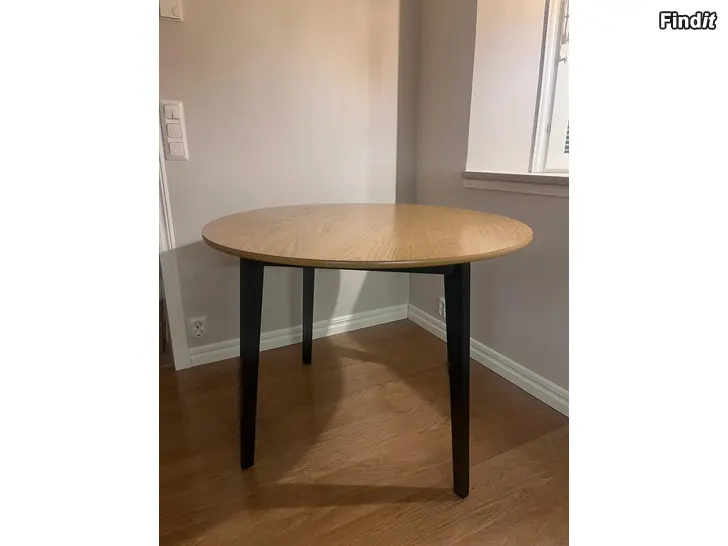 Säljes Matbord + 4 stolar