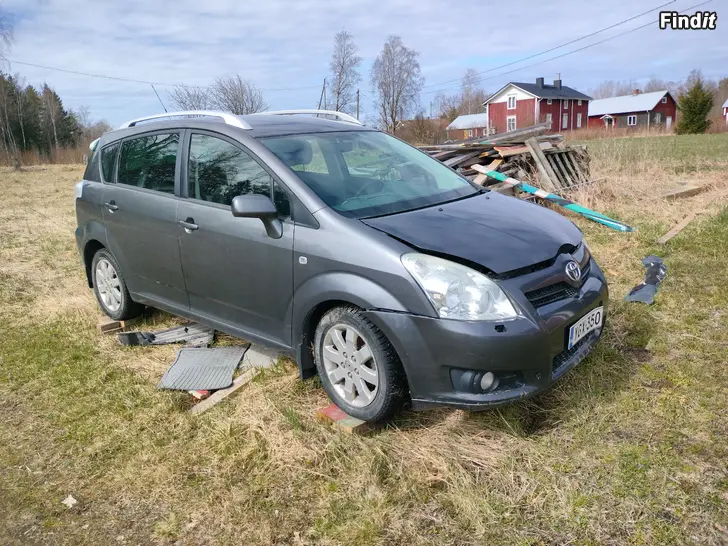 Säljes Toyota Corolla Verso 2,2D4D, myydään osina
