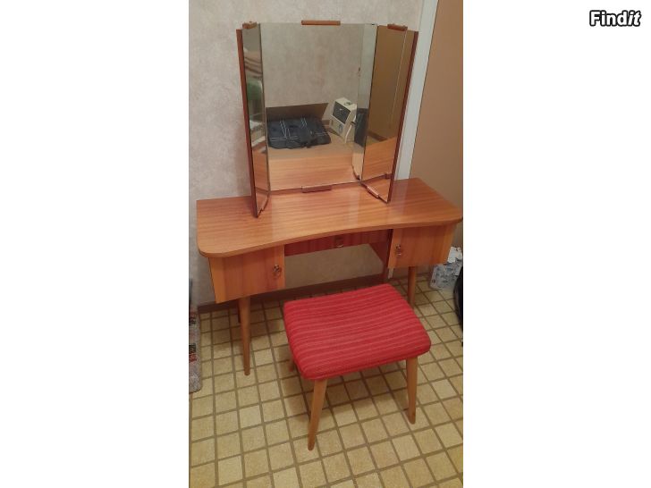 Säljes Sminkbord och stol från 70-talet