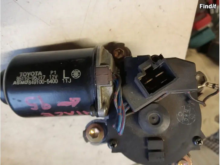 Myydään Toyota Hiace 1993 tuulilasin pyyhinmoottori 85110-95J17