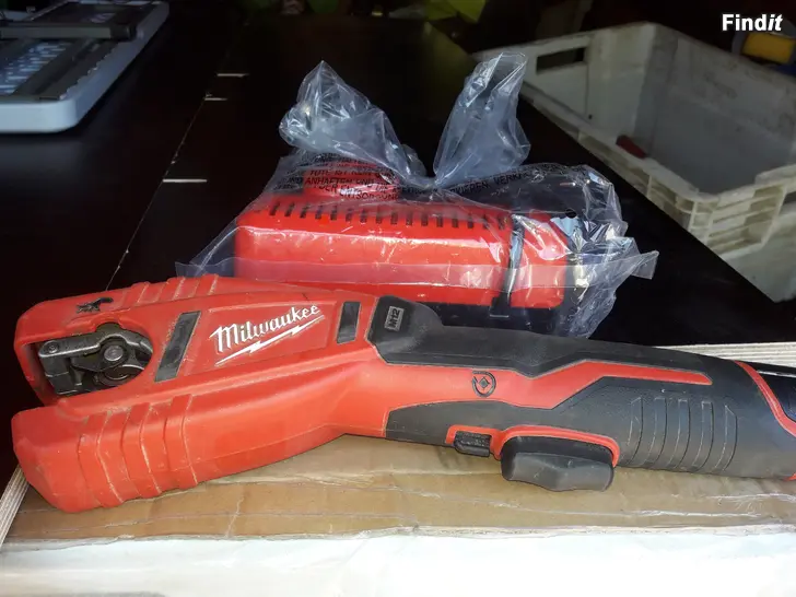 Myydään MILWAUKEN 12,0V. PURKILEIKKURI+UUSI AKKU+LATURI