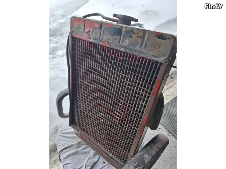 Myydään Traktorin jäähdytin