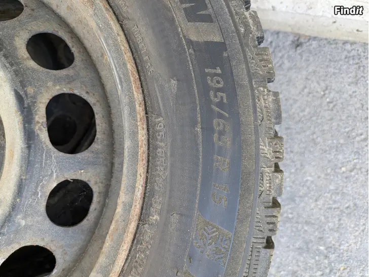 Säljes Dubbdäck Peugeot 195/65/15 michelin x-ice north 7mm