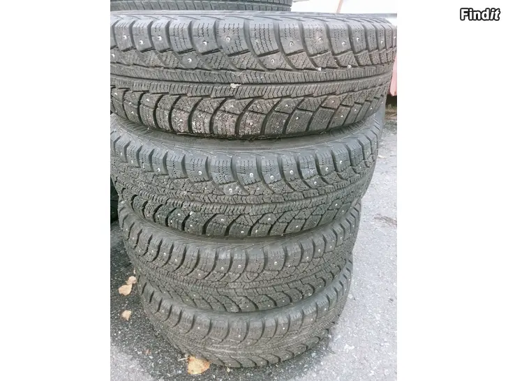 Myydään Ford 4-108 vanteilla nastarenkaat 155/70R13 Fiestan alta