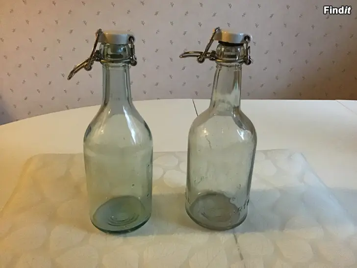 Säljes 2 st Gamla lemonad flaskor med patentkork i porslin
