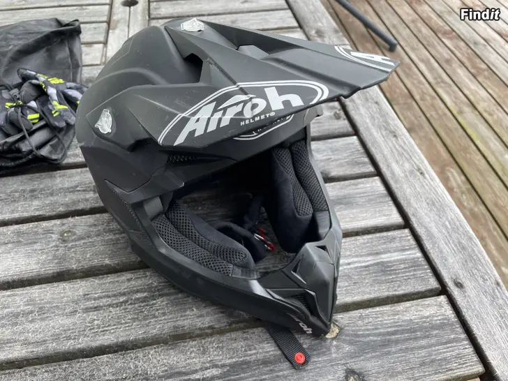 Myydään Airoh crosshjälm stl S