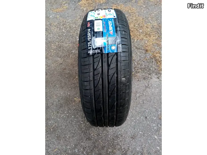 Myydään Toyota Corolla / Yaris kesärenkaat