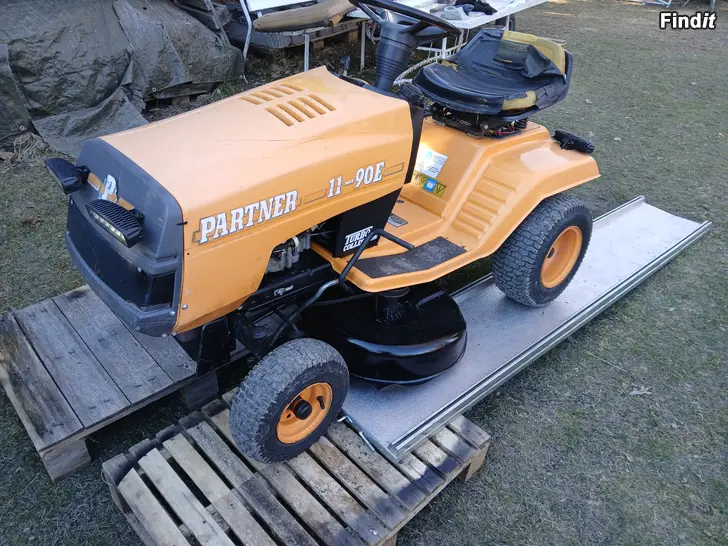 Myydään Ajettava ruohonleikkuri partner 11  90E