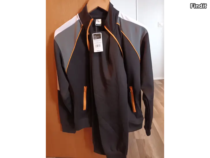 Myydään Verryttelyasu