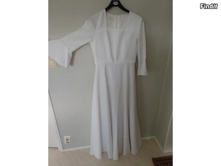 Säljes Stilren vit BRUDKLÄNNING säljes