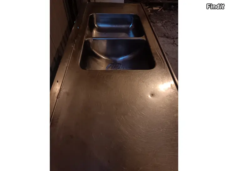 Myydään Seinäänkiinnitettävä tiskiallaspöytä