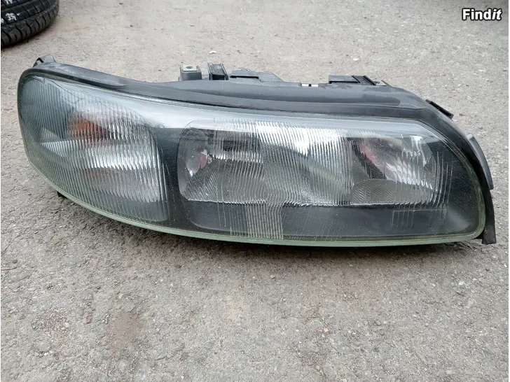 Myydään Volvo V70 2002 oikea etuvalo 8693548