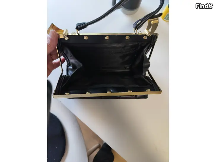 Myydään Käyttämätön käsilaukku ,20+ lähetys tai nouto