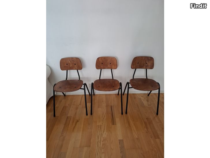 Säljes Gamla skolstolar