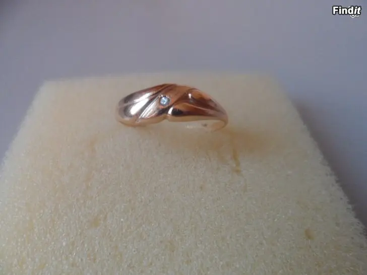 Säljes Kultainen timanttisormus koko 15,5