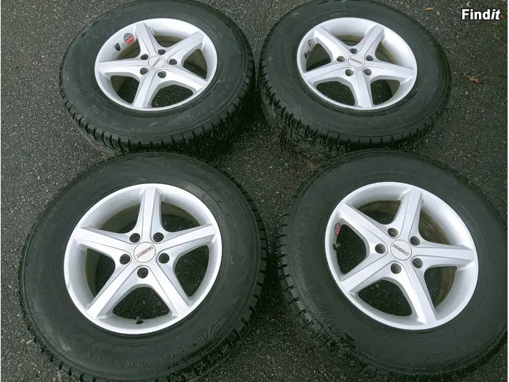 Myydään Honda CR-V alut Nokian nastat SUV 225/70R16 107T
