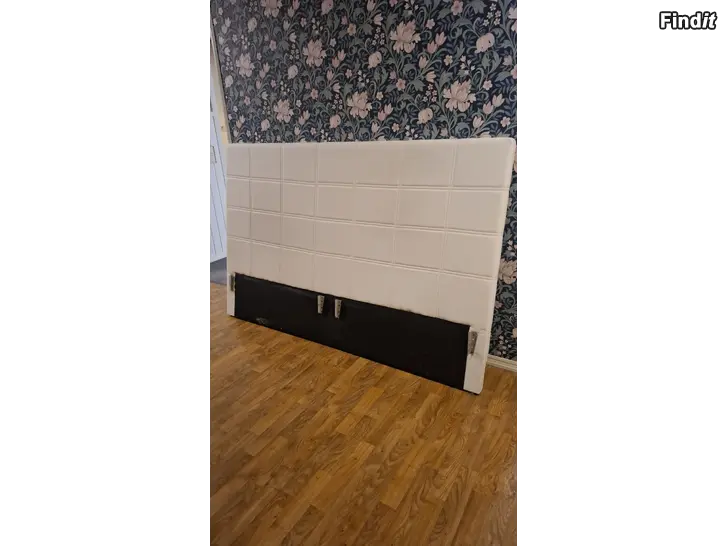 Säljes Sänggavel i vit skinn