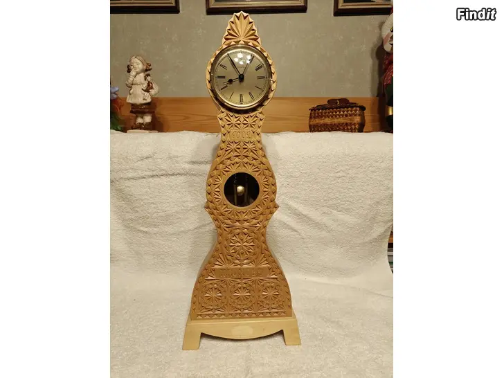 Säljes Träsnideri, Käsivestetty hieno kello vuosi 2002. Märkki,  I.N