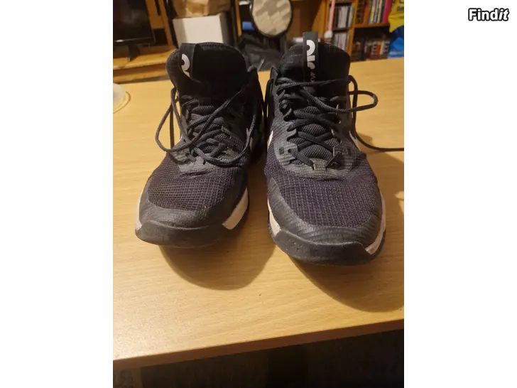 Myydään Sneakers storlek 44.5