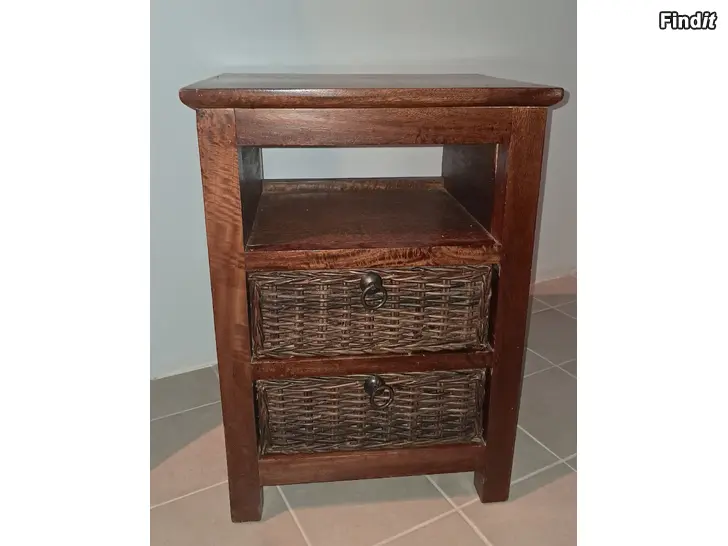 Myydään Mörk byrå i trä och rotting