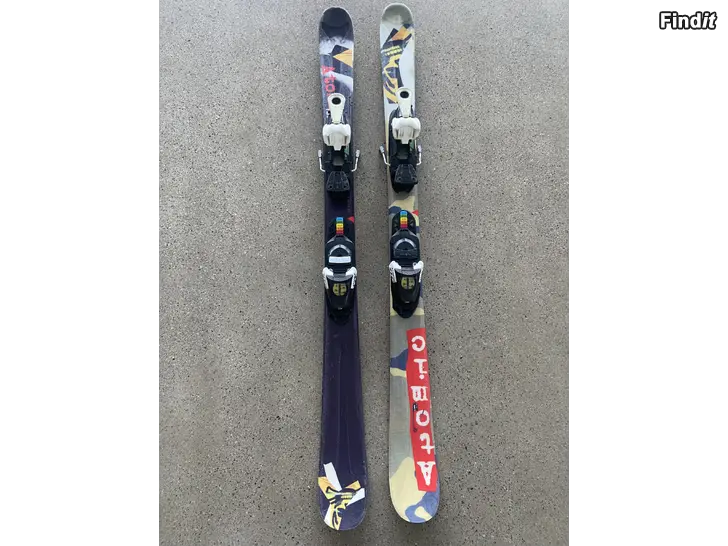 Säljes Twintip slalomskidor och pjäxor