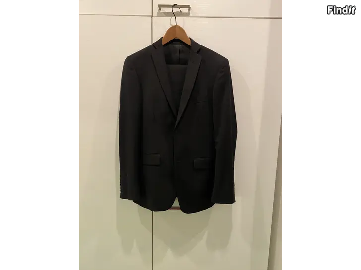 Säljes Miesten/ nuoren puku