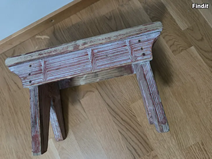 Säljes Lapsen vanha jakkara