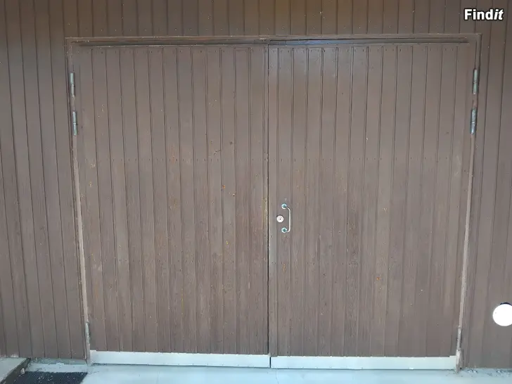 Säljes Gamla garagedörrar + 2 ytterdörrar