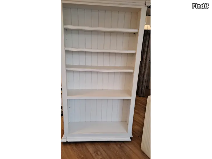 Säljes Couyntry Corner kirjahylly. Mitat 110 x 210 x 38cm